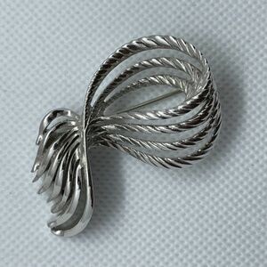 Monet Silver Vintage 80s 90s Pin Brooch Silver Abstract Bow Fish